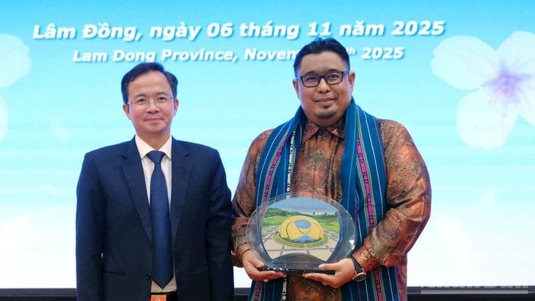 Der Direktor des Ministeriums für Kultur, Sport und Tourismus der Provinz Lam Dong überreichte der malaysischen Delegation unter der Leitung von Fathir Badri Alhadad, dem Vorsitzenden des malaysischen Tourismus- und Reiseverbandes, Souvenirs. ndo_br_1-7571.jpg