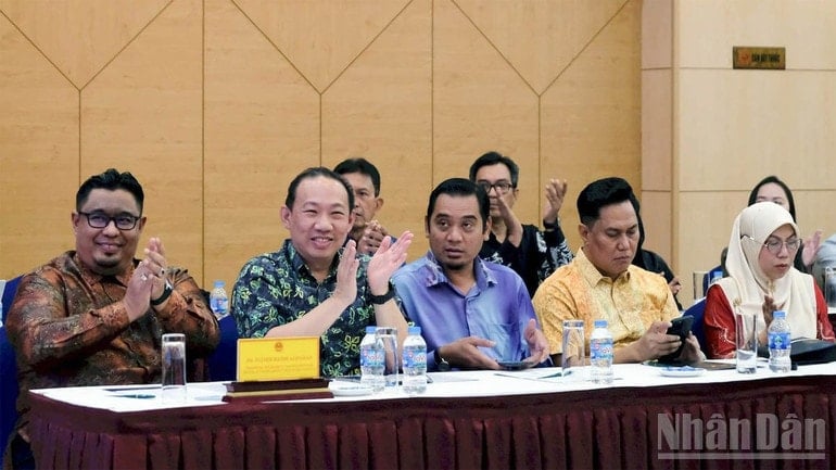 Mitglieder des malaysischen Verbandes der Reiseveranstalter und Reisebüros nahmen an dem Programm teil. ndo_br_7.jpg