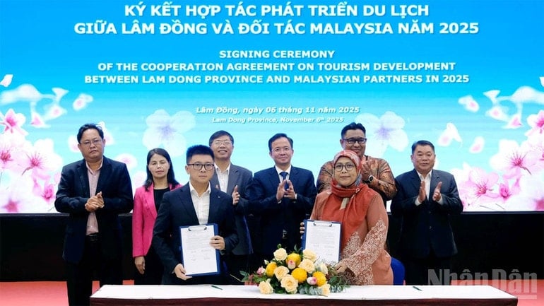 Das Tourismusunternehmen Lam Dong und sein malaysischer Partner unterzeichneten eine Absichtserklärung zur Zusammenarbeit im Bereich der Tourismusentwicklung. ndo_br_2-7551.jpg