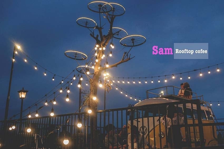 Hồ Gươm về đêm với Tháp Rùa và đền Ngọc Sơn lung linh ánh đèn.