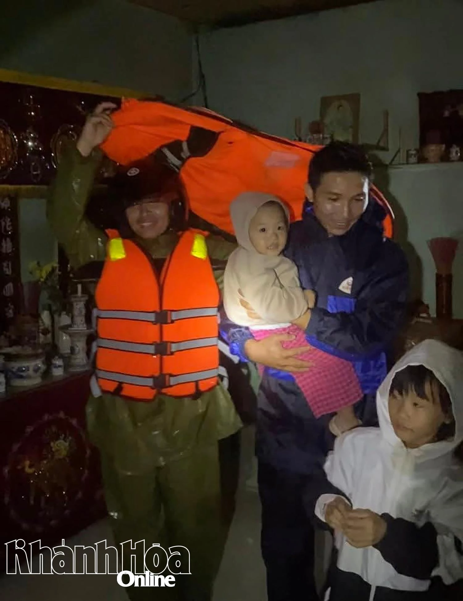 Lực lượng chức năng xã Vạn Thắng đưa người dân tại nơi xung yếu về khu vực an toàn.