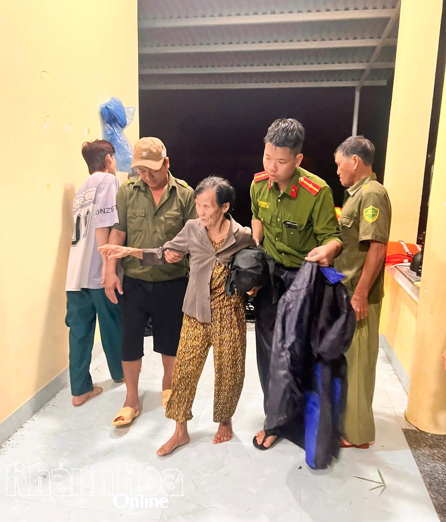 Người dân được lực lượng chức năng đưa về nơi tránh trú bão an toàn.