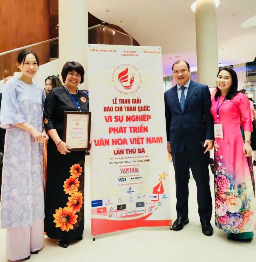 Ủy viên Dự khuyết Trung ương Đảng, Thứ trưởng Thường trực Bộ VHTTDL, Trưởng BTC Giải - ông Lê Hải Bình chụp ảnh cùng nhóm tác giả Báo Pháp luật Việt Nam. (Ảnh: Thùy Dương)