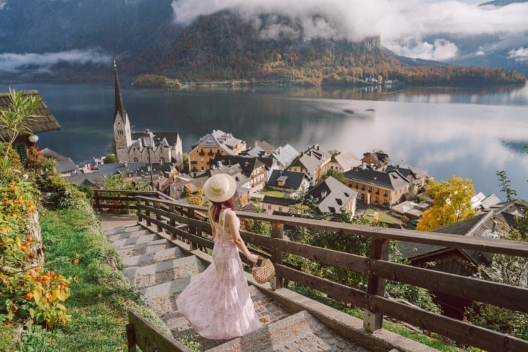 Een rustig hoekje van Hallstatt met traditionele houten huizen.