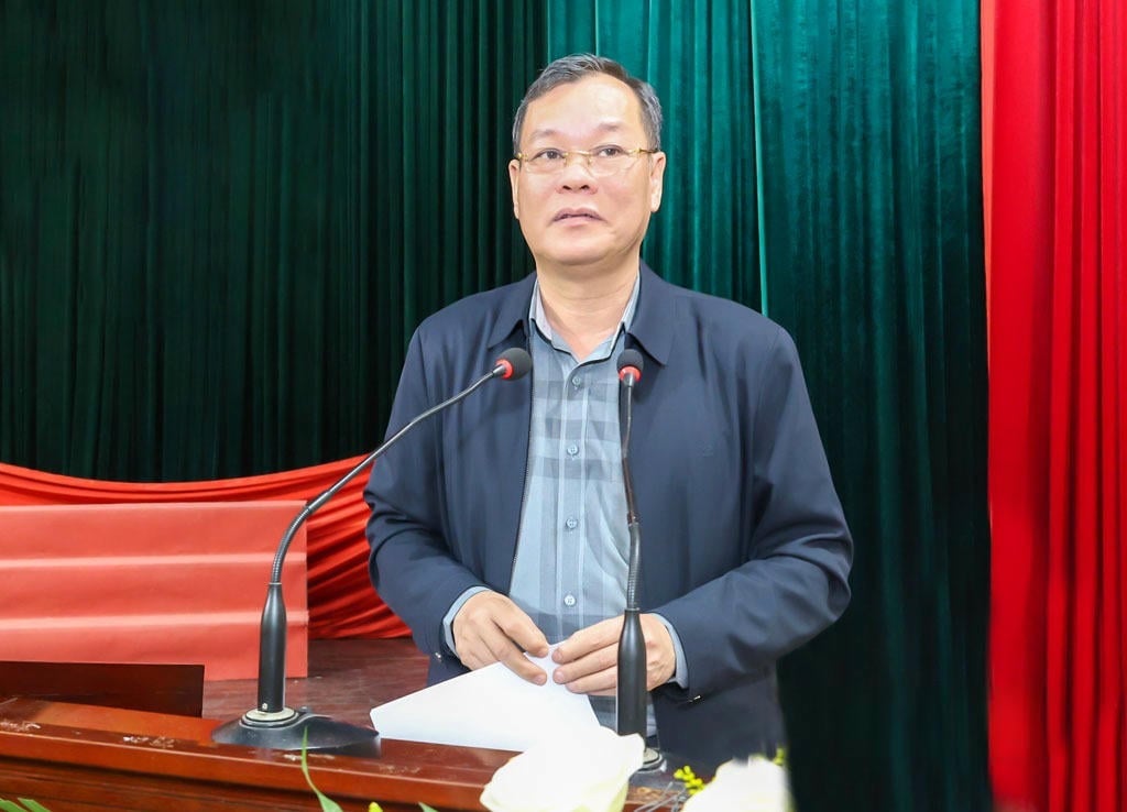 លោក Le Quoc Chinh - លេខារងគណៈកម្មាធិការបក្សខេត្ត ប្រធានក្រុមប្រឹក្សាប្រជាជនខេត្ត Ninh Binh បានអញ្ជើញជួបសំណេះសំណាលជាមួយអ្នកបោះឆ្នោតឃុំ Nam Truc, Nam Minh, Nam Dong, Nam Ninh និង Nam Hong។