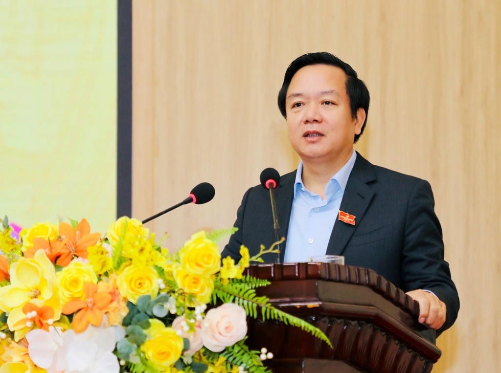 លោក Pham Quang Ngoc - លេខារងគណៈកម្មាធិការបក្សខេត្ត ប្រធានគណៈកម្មាធិការប្រជាជនខេត្ត Ninh Binh បានអញ្ជើញជួបសំណេះសំណាលជាមួយអ្នកបោះឆ្នោតសង្កាត់ Hoa Lu, Dong Hoa Lu, Nam Hoa Lu និង Tay Hoa Lu។