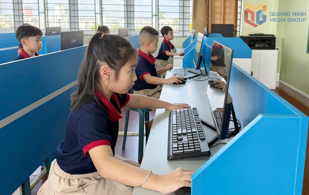 Учащиеся начальной, средней и старшей школы Доан Тхи Дьем (район Каосань) практикуются на компьютерах.