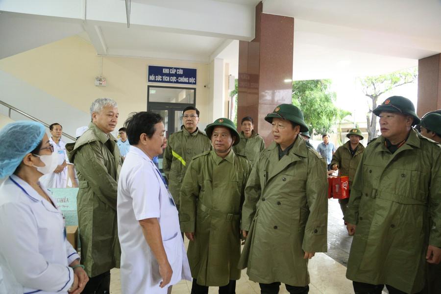 Deputy Prime Minister Tran Hong Ha (second from right) discussed storm response plans with leaders of Quy Nhon Tuberculosis and Lung Hospital. Photo: H.P img-7186.jpg
