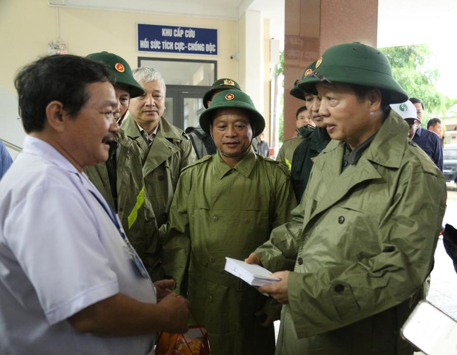 Deputy Prime Minister presents storm-prevention gifts to the hospital and money to support patients being treated at the hospital. Photo: H.P img-7227.jpg