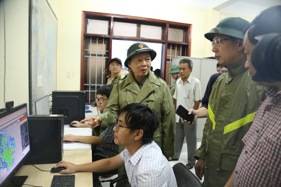 Deputy Prime Minister Tran Hong Ha monitors the storm's developments at the provincial Hydrometeorological Station. Photo: H.P img-7296.jpg
