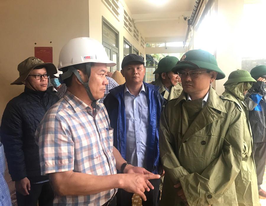 Заместитель председателя Народного комитета провинции Нгуен Ты Конг Хоанг (в первом ряду справа) осматривает укрытие от шторма в начальной школе № 1 Хоай Хыонг (округ Хоай Нхон Донг). Фото: Доан Бинь z7195581725818-840da11032b5b6f5dcaaf6b795c03ed9.jpg