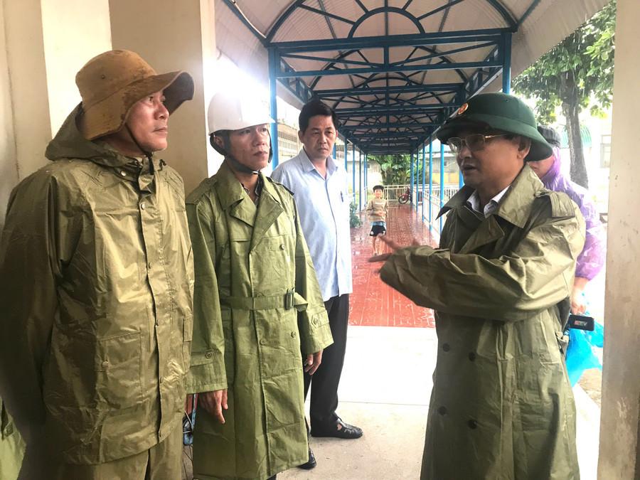 Заместитель председателя Народного комитета провинции Нгуен Ту Конг Хоанг (справа на обложке) осматривает укрытие от шторма в начальной школе № 1 Тамкуан Нам (округ Хоай Нхон). Фото: Доан Бинь z7195581708274-5bfa2a56e33bedea3657a9d0fdbcdc83.jpg