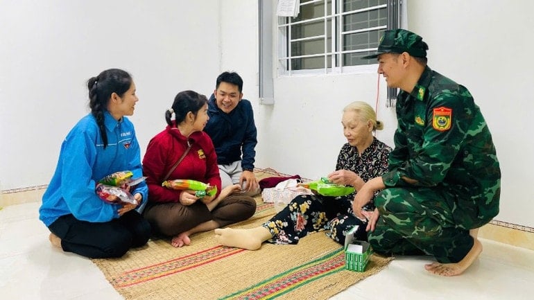Het tijdig verstrekken van voedsel aan de mensen in de schuilkelders bij storm nr. 13 getuigt van de solidariteit, wederzijdse liefde en diepe genegenheid van het Vietnamese volk. Ook is het een bewijs van de verantwoordelijkheidszin van de officieren en soldaten van de Xuan Dai-grenswachtpost om de mensen te helpen storm nr. 13 te voorkomen en te bestrijden. img-0589-7104.jpg