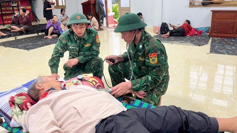 Terwijl de storm woedde, hielden de grenswachten van Xuan Hoa zich enthousiast bezig met het in de gaten houden van de gezondheid van de mensen die beschutting zochten tegen de storm. img-0594-6114.jpg