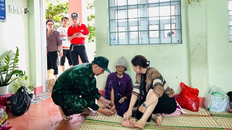 Agenten en soldaten van de Xuan Dai-grensbewakingspost bezochten de plek en moedigden mensen aan om onderdak te zoeken tegen de storm. img-0587-9934.jpg