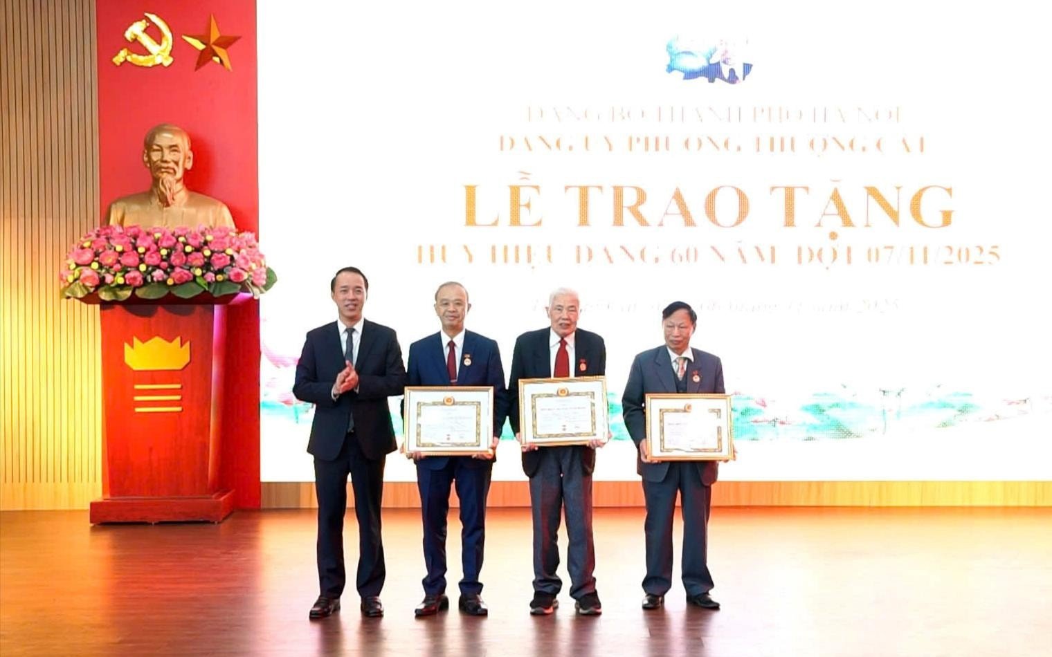 Bí thư Đảng ủy phường Thượng Cát Lưu Ngọc Hà trao Huy hiệu Đảng tặng các đảng viên