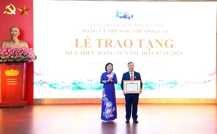 Phường Thượng Cát  trao tặng Huy hiệu Đảng đợt 07/11- Ảnh 2.