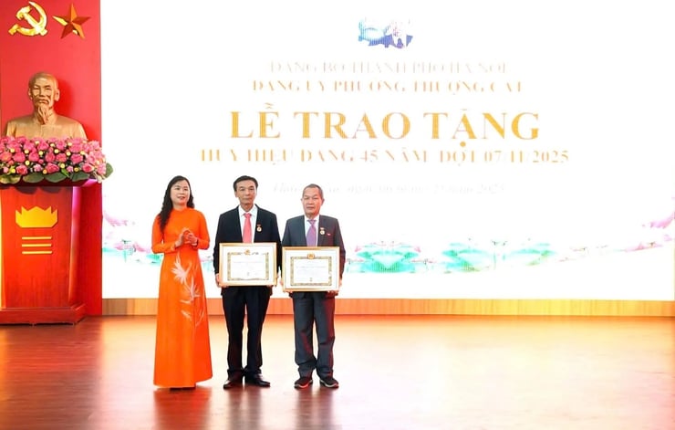 Phường Thượng Cát  trao tặng Huy hiệu Đảng đợt 07/11- Ảnh 3.