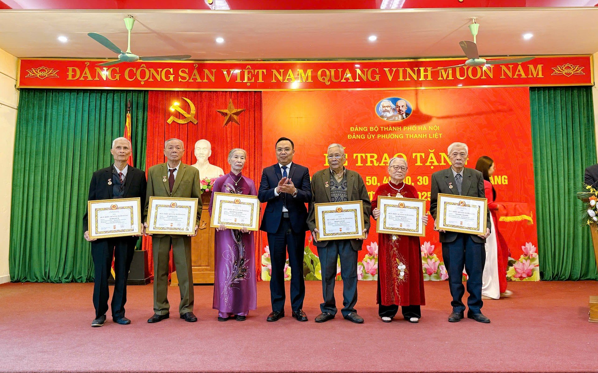 Bí thư Đảng ủy, Chủ tịch HĐND phường Thanh Liệt Nguyễn Minh Tuân trao Huy hiệu Đảng tặng các đảng viên lão thành