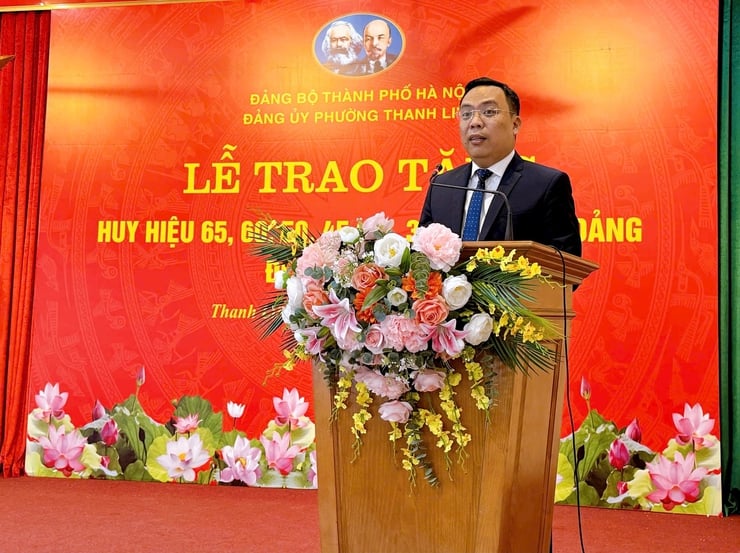 47 medlemmar i Thanh Liet Ward-partiet fick äran att tilldelas partimärket - Foto 1. 47 Đảng viên phường Thanh Liệt vinh dự được trao tặng Huy hiệu Đảng- Ảnh 1.