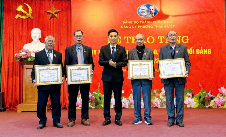 47 medlemmar i Thanh Liet Ward-partiet fick äran att tilldelas partimärket - Foto 2. 47 Đảng viên phường Thanh Liệt vinh dự được trao tặng Huy hiệu Đảng- Ảnh 2.