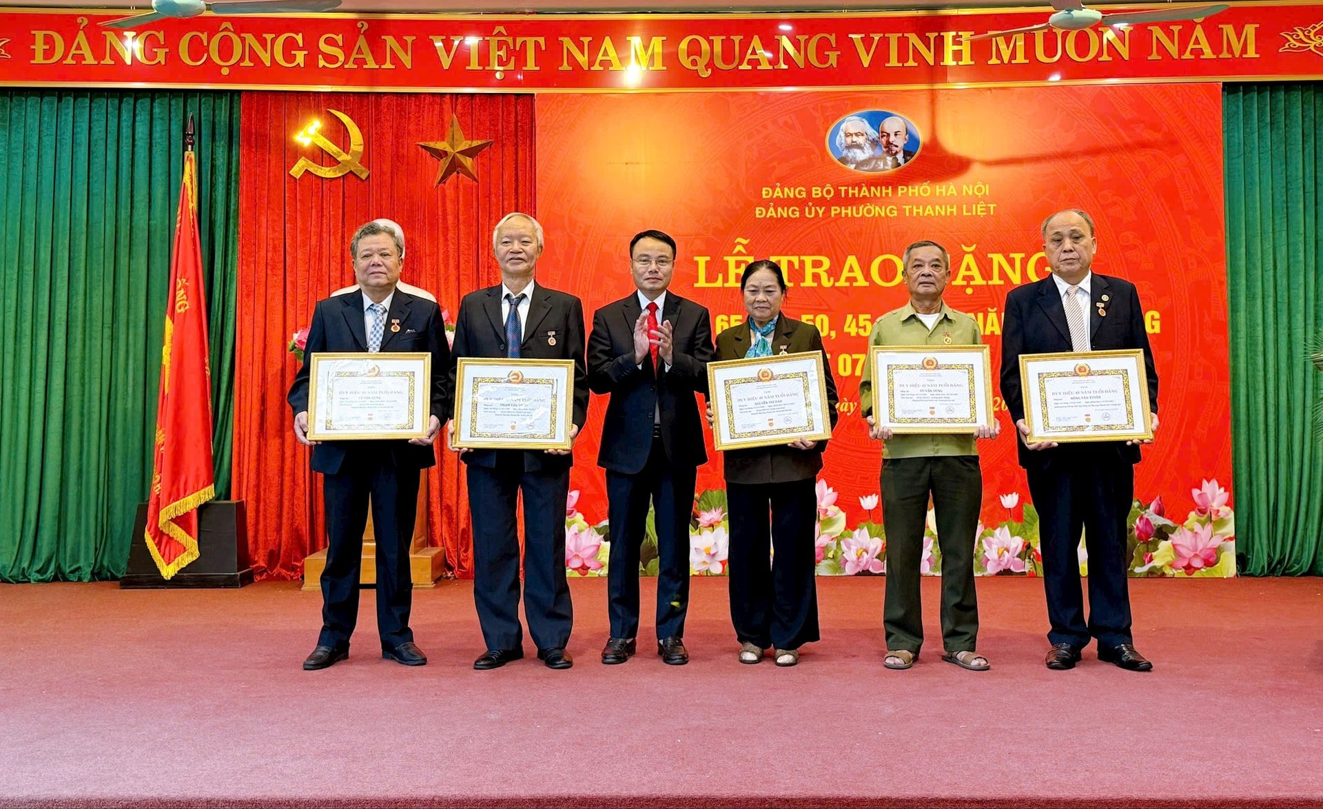 47 Đảng viên phường Thanh Liệt vinh dự được trao tặng Huy hiệu Đảng- Ảnh 3.