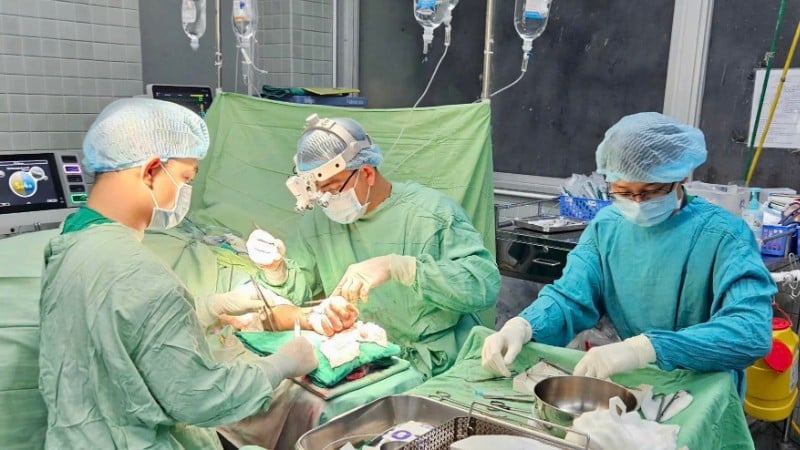 Cho Ray-sjukhusets läkarteam genomgick en 12 timmar lång operation.