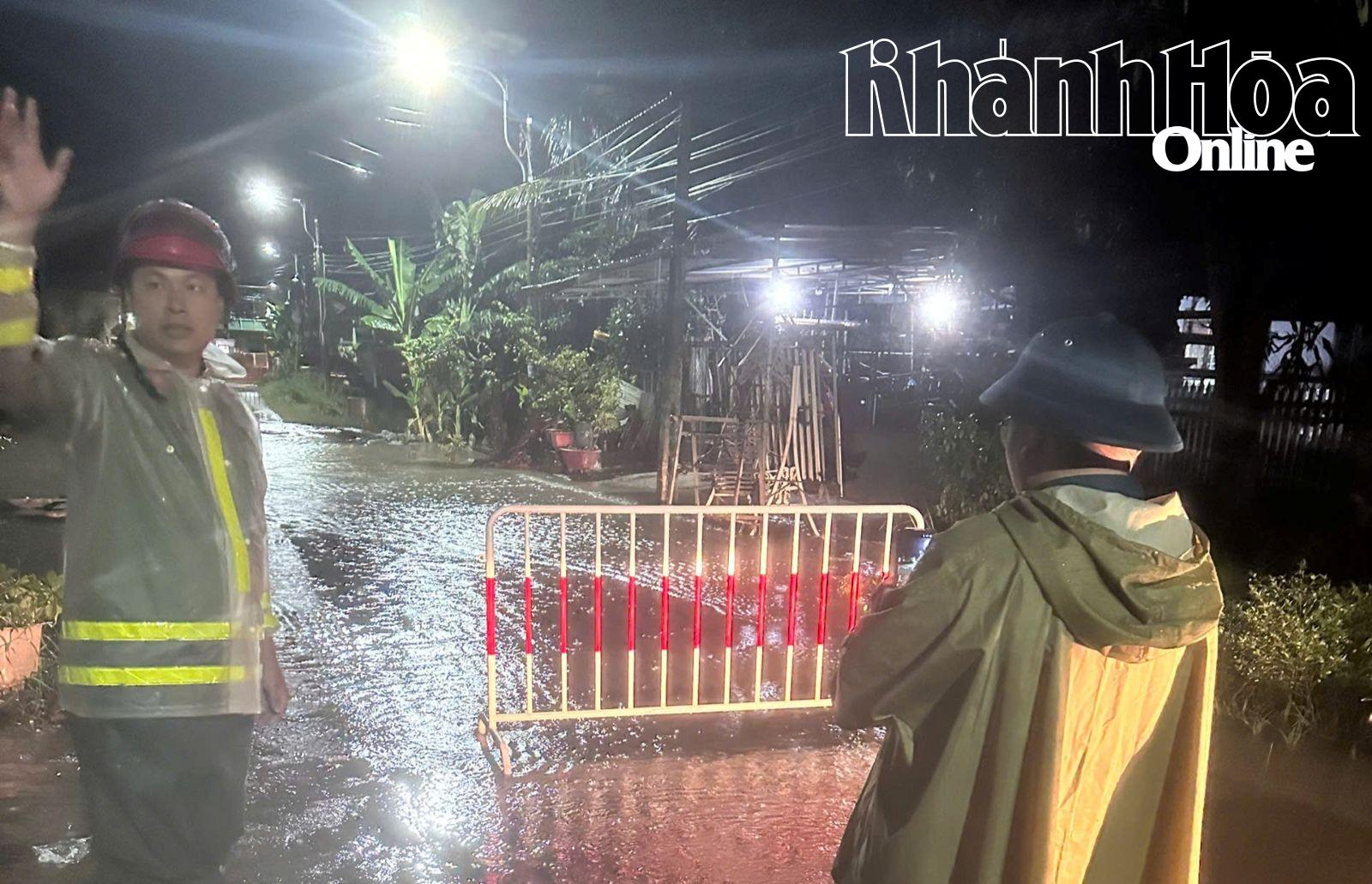 רשויות רובע בה נגוי הקמו מחסום בכביש מוצף קשות בקבוצת המגורים תונג נהאט.