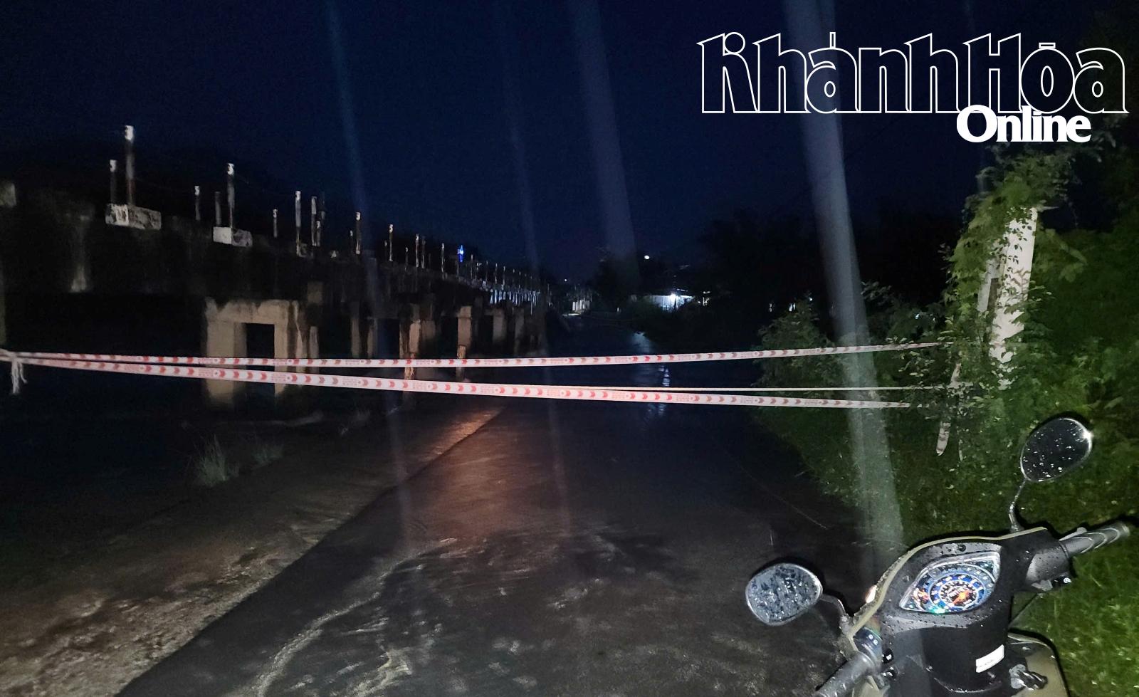 כביש נוסף שהוצף עמוקות נחסם על ידי רשויות המחוז כדי למנוע מעבר כלי רכב ולהבטיח את הבטיחות.