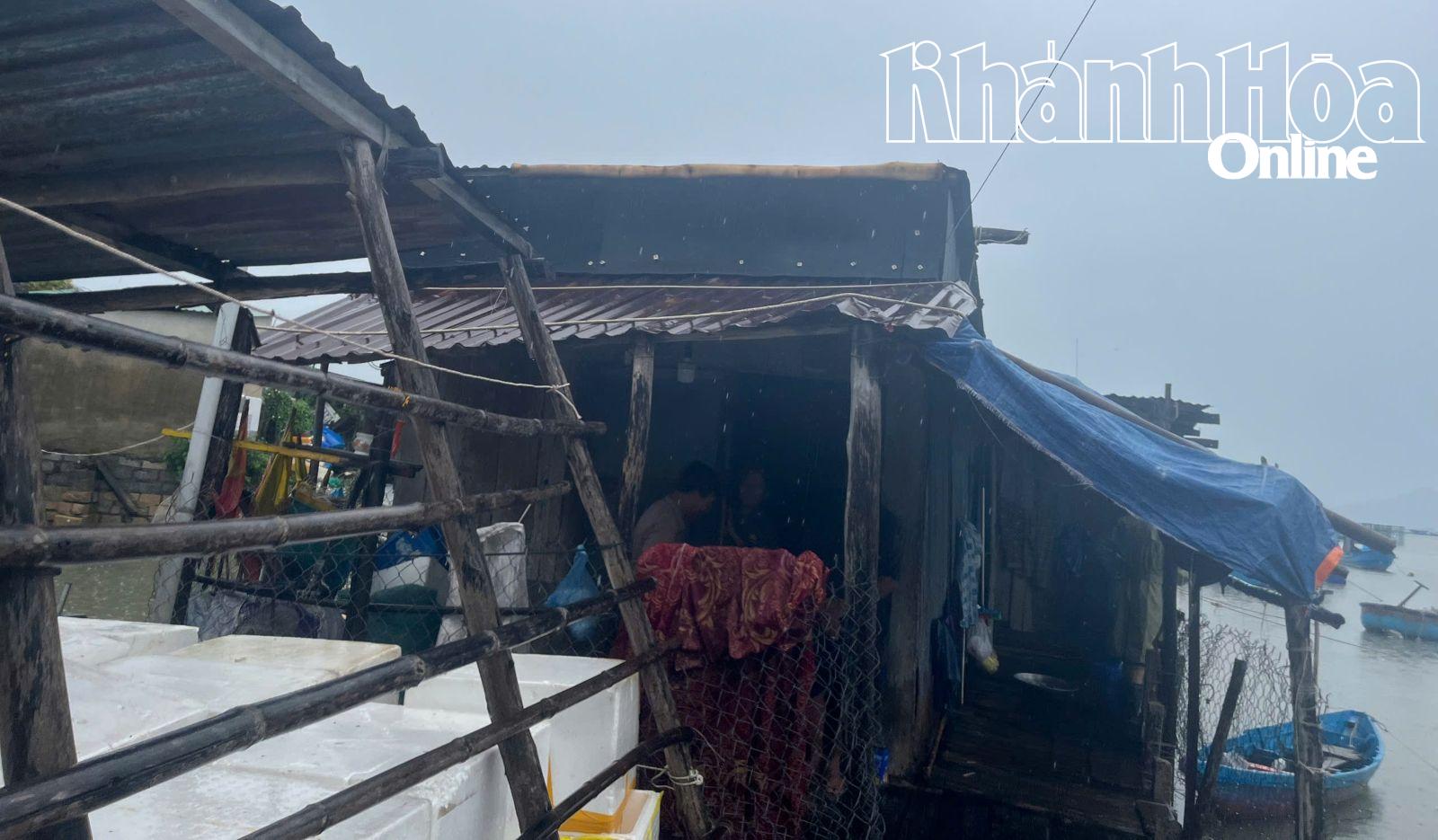 משק בית עם בית זמני באזור פגיע הנמצא בסכנת הרס מגלים גדולים פונה למקום בטוח על ידי המחלקה.