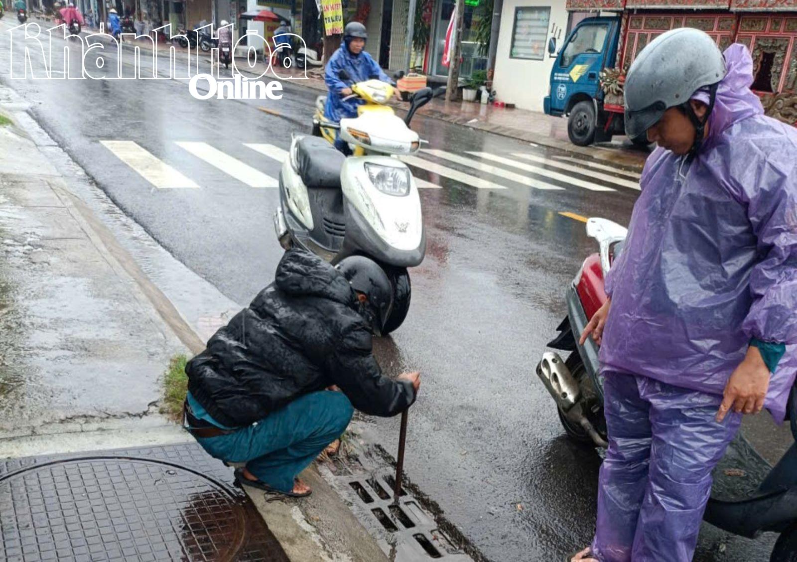 רשויות המחוז חפרו וניקו בורות ביוב במספר כבישים כדי להתגבר על הסיכון להצפות מקומיות.
