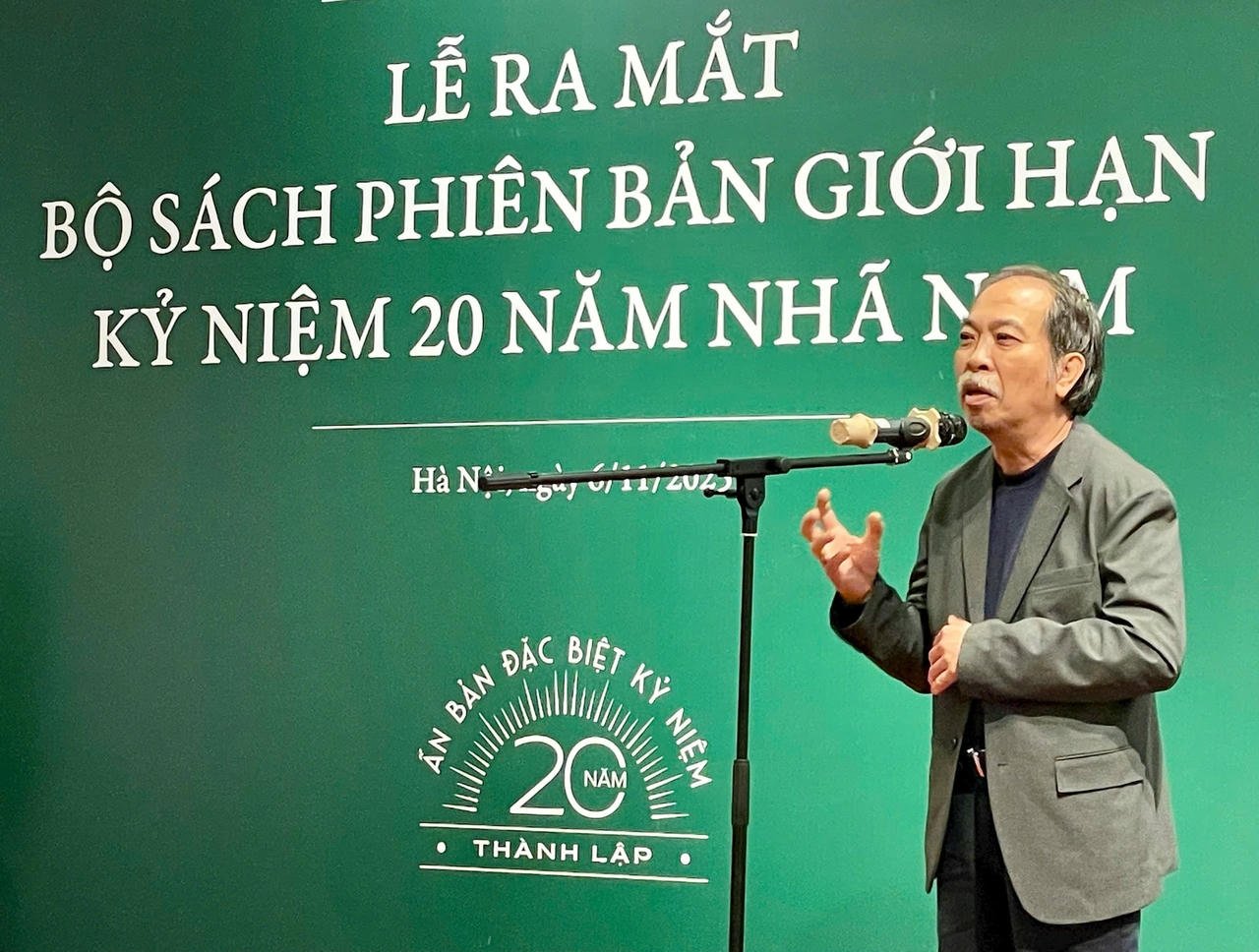 Poetul Nguyen Quang Thieu, președintele Asociației Scriitorilor din Vietnam, a împărtășit câteva cuvinte la ceremonie.