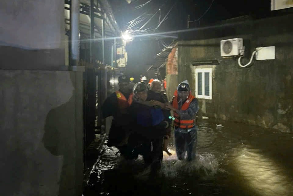 اونچی لہروں نے تھاچ کو 1 پشتے سے بہا دیا، جس سے کون ہیملیٹ (سا ہوان وارڈ) میں 110 گھروں میں گہرا سیلاب آ گیا۔