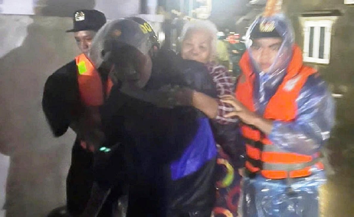 حکام بوڑھے لوگوں کو اپنی پیٹھ پر اٹھائے ہوئے ہیں اور انہیں گہرے سیلاب زدہ علاقوں سے نکال رہے ہیں۔