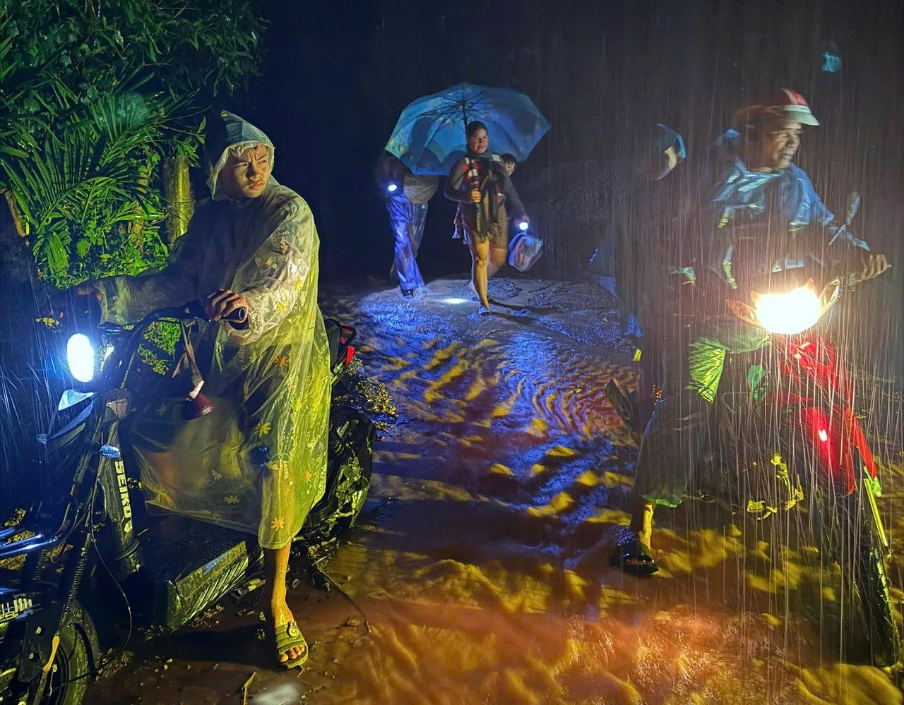 پہاڑ پر دراڑیں پڑنے کی اطلاع ملنے پر حکام نے لوگوں کو فوری طور پر وہاں سے نکالنے کے لیے متحرک کیا۔