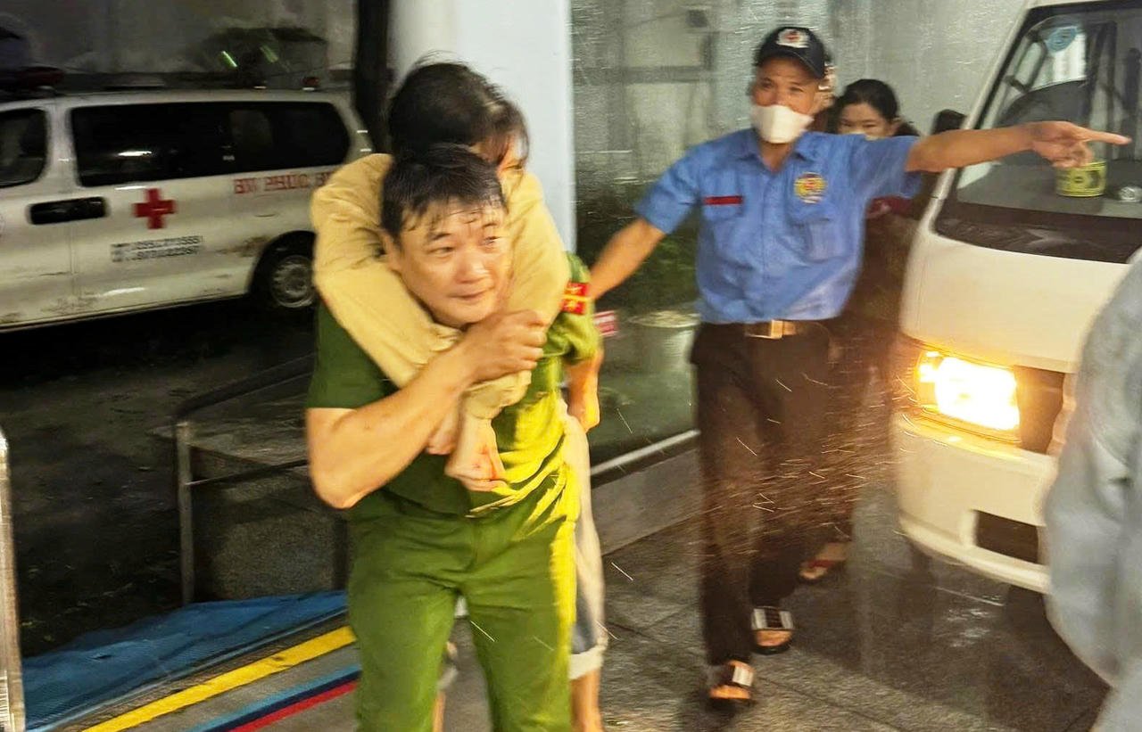 تھو فونگ کمیون پولیس نے فوری طور پر ایک بیہوش خاتون کو ہنگامی علاج کے لیے ہسپتال پہنچایا۔