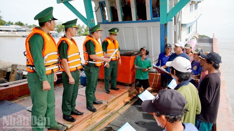 Los guardias fronterizos de An Giang informan a los pescadores sobre las normas contra la pesca INDNR (pesca ilegal, no declarada y no reglamentada). (Foto: QUOC TRINH)