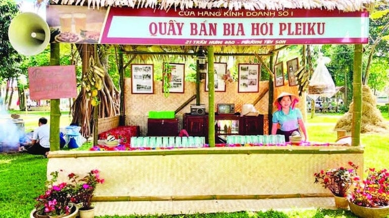 Reconstituirea standului cu subvenții la Festivalul Patrimoniului Cultural. (Foto: LAM NGUYEN) tai-hien-gian-hang-4714.jpg