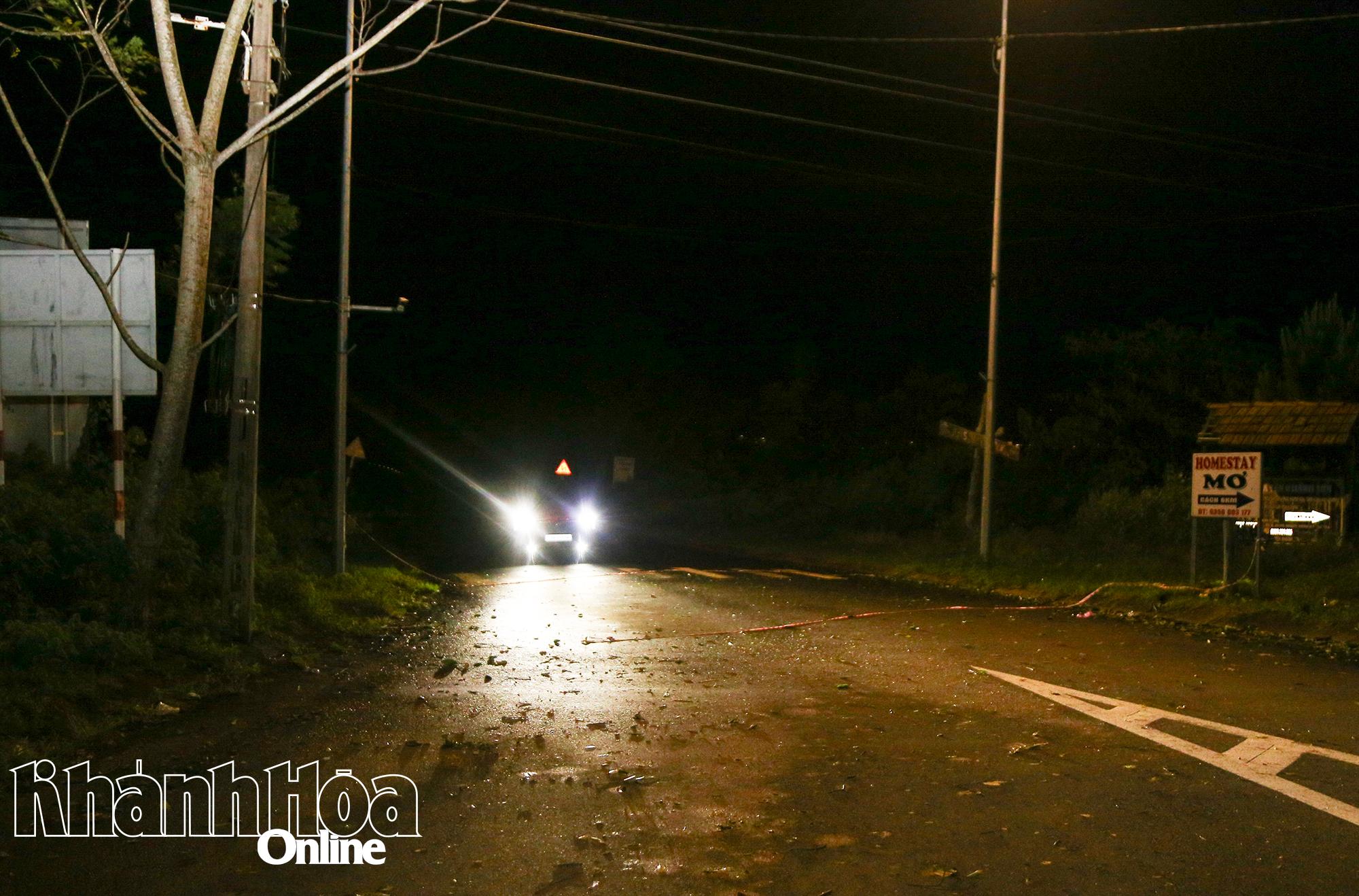 Kendaraan berjalan normal di jalur Khanh Son.