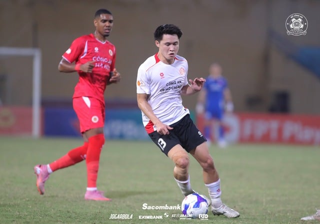 Khong Minh Gia Bao, debutant bij het Vietnamese nationale team: De 'schokkende' factor van de Ho Chi Minh City Police Club, wie is hij? - Foto 2. Tân binh đội tuyển Việt Nam Khổng Minh Gia Bảo: Nhân tố 'sốc' của CLB CA TP.HCM, là ai?- Ảnh 2.