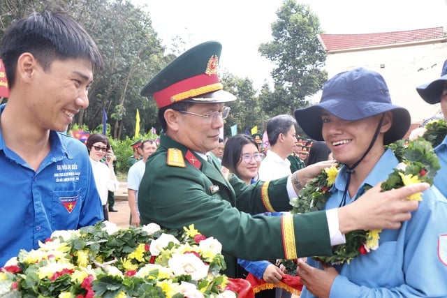 Militærregion 7 la ut for å lete etter 825 martyrgraver i Kambodsja i den tørre årstiden 2025–2026 – Bilde 1. Quân khu 7 xuất quân tìm 825 mộ liệt sĩ tại Campuchia mùa khô 2025 - 2026- Ảnh 1.