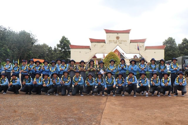 Militærregion 7 la ut for å lete etter 825 martyrgraver i Kambodsja i den tørre årstiden 2025–2026 – Foto 3. Quân khu 7 xuất quân tìm 825 mộ liệt sĩ tại Campuchia mùa khô 2025 - 2026- Ảnh 3.