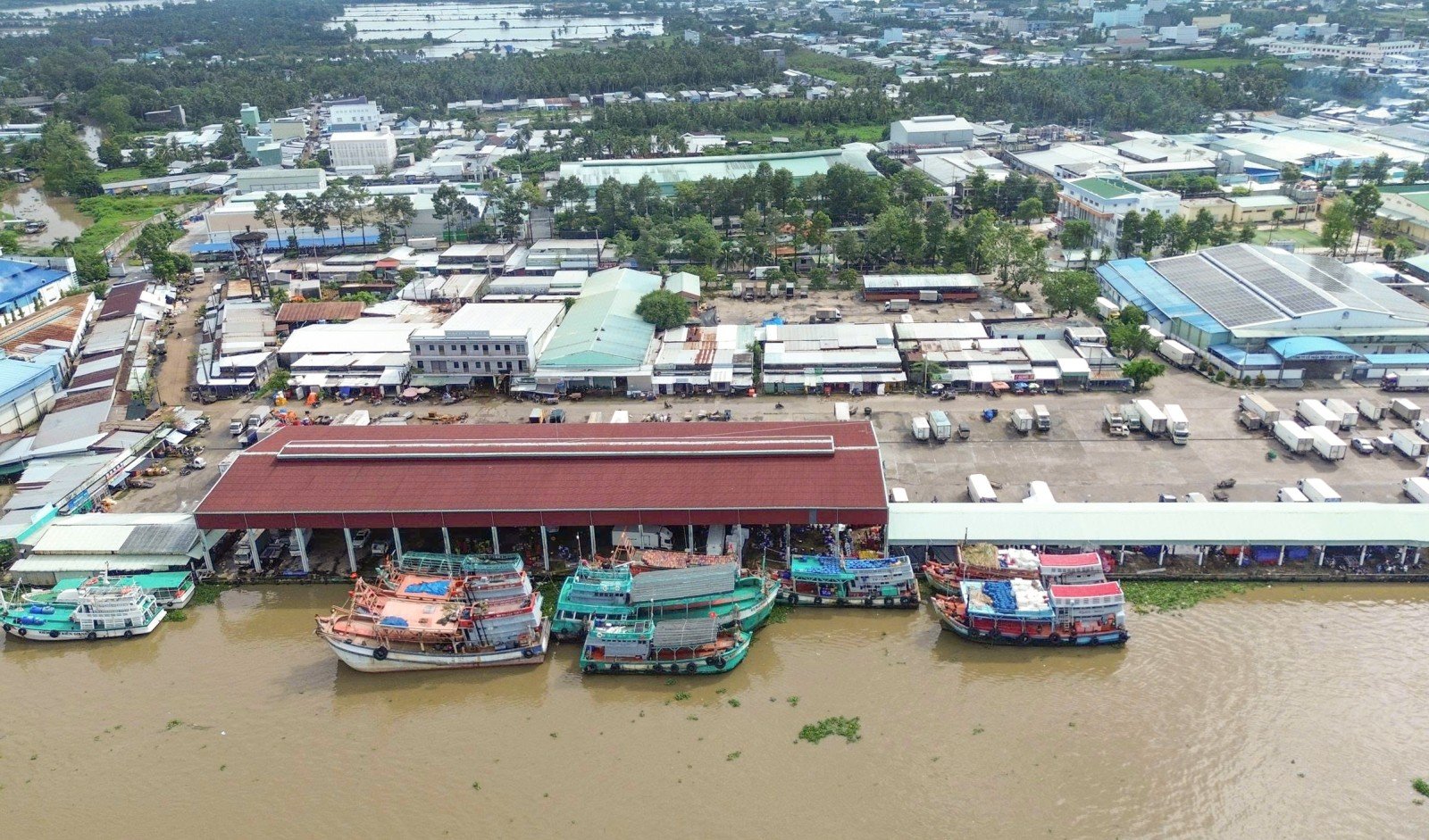 Di dalam pelabuhan perikanan Tac Cau