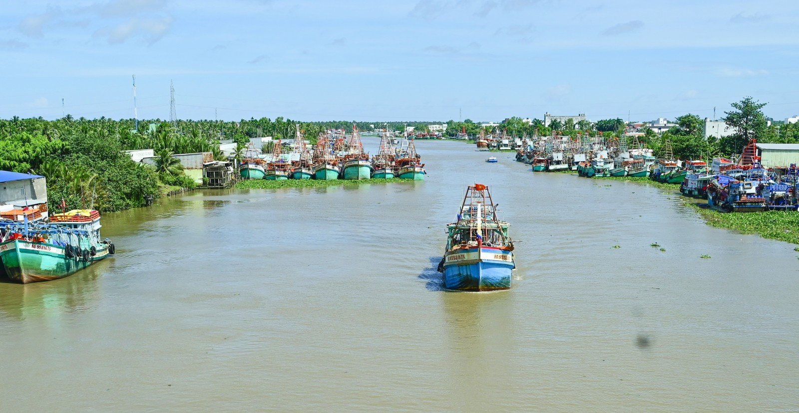 Di dalam pelabuhan perikanan Tac Cau