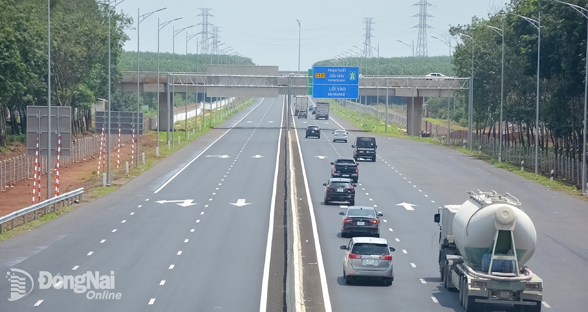 Enligt designen kommer höghastighetsjärnvägen på nord-sydaxeln genom Dong Nai att dela den östra korridoren av motorvägen Phan Thiet - Dau Giay innan den svänger vänster in på Long Thanh flygplatss centrala axel.