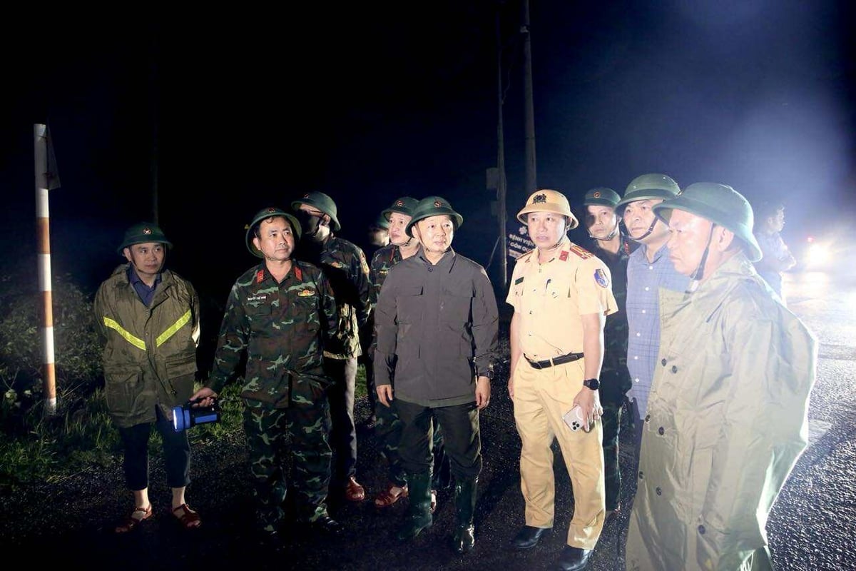 توقع ہے کہ طوفان نمبر 13 سے ہونے والے نقصانات اور تدارک کے اقدامات کے ابتدائی اعدادوشمار 7 نومبر کی صبح فارورڈ کمانڈ سنٹر کے اجلاس میں مقامی لوگوں کی طرف سے رپورٹ کیے جائیں گے۔ تصویر: VGP۔ Dự kiến, thống kê ban đầu về thiệt hại do bão số 13 gây ra và các phương án khắc phục sẽ được các địa phương báo cáo trong cuộc họp của Sở Chỉ huy tiền phương vào đầu giờ sáng 7/11. Ảnh: VGP.