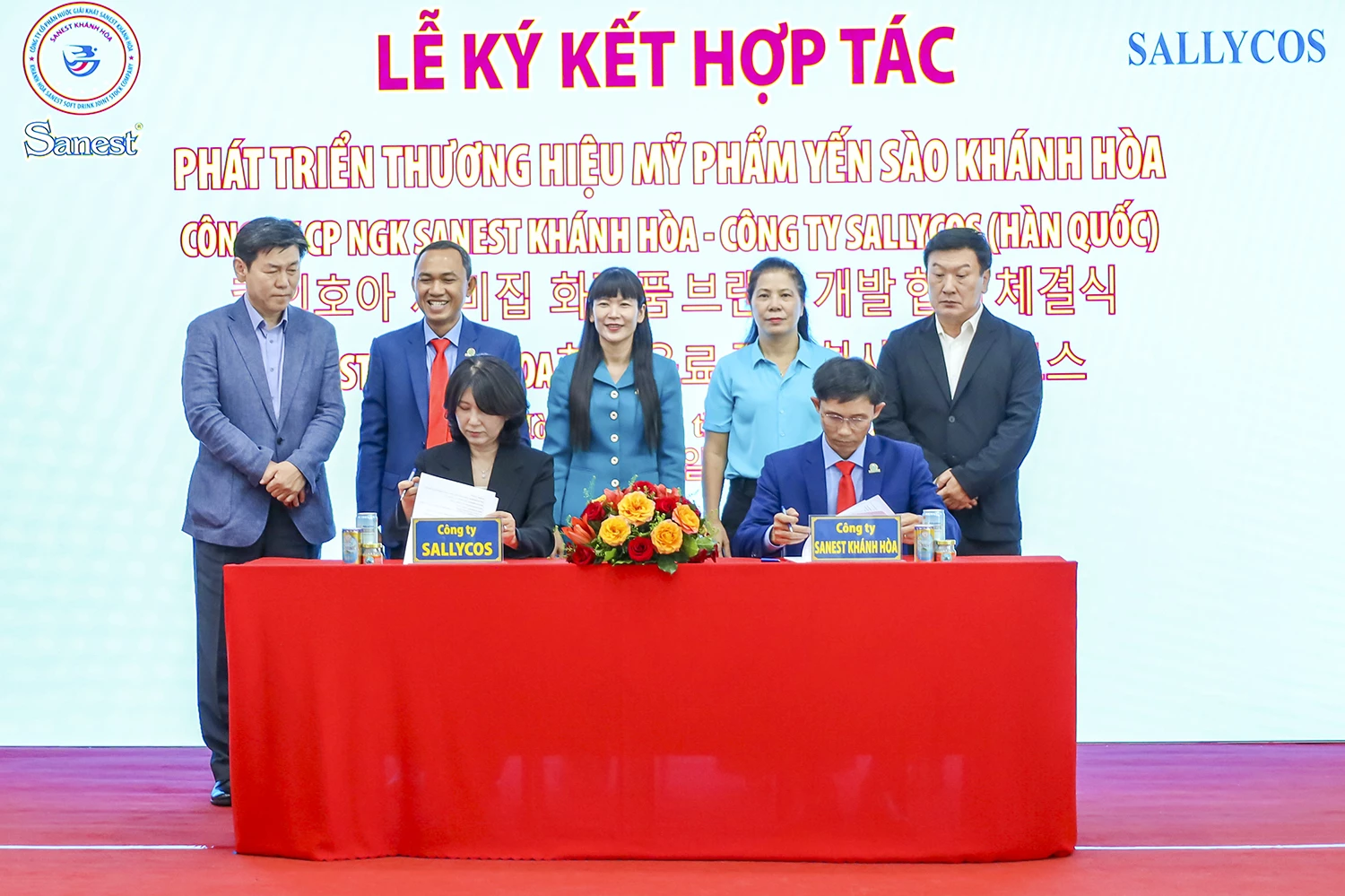 ពិធីចុះហត្ថលេខាលើការអភិវឌ្ឍន៍ម៉ាកគ្រឿងសំអាង Khanh Hoa Salanganes Nest ។