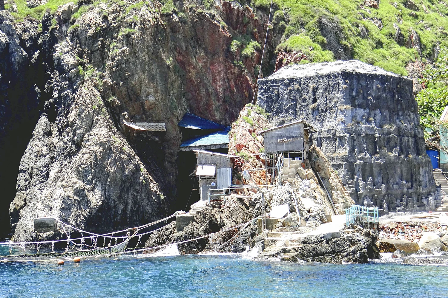 ផ្ទះរដូវរងាសម្រាប់ swiftlets ។