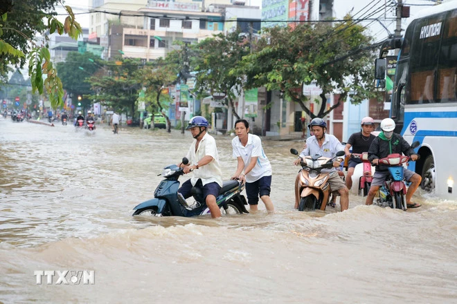 Pasang tinggi menyebabkan banjir besar di Jalan Cach Mang Thang Tam, Distrik Cai Khe (Can Tho), sehingga menyulitkan warga untuk beraktivitas. (Foto: VNA)