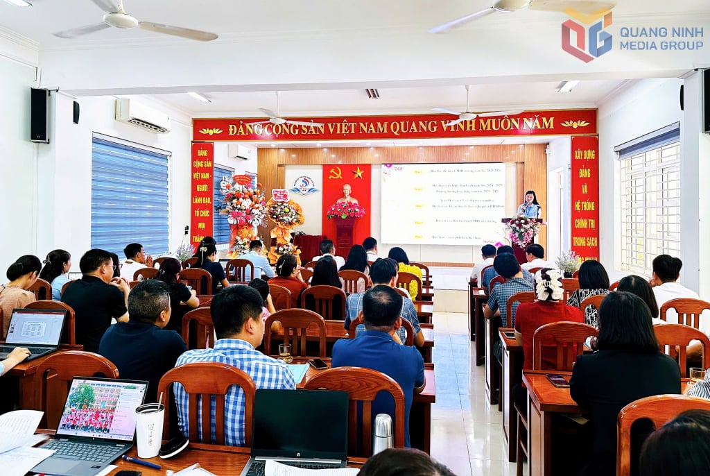 សន្និបាតមន្ត្រីរាជការ និងកម្មករ